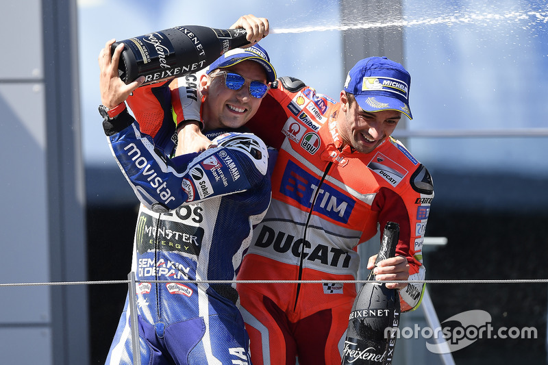 Il terzo classificato Jorge Lorenzo, Yamaha Factory Racing, il vincitore della gara Andrea Iannone, 