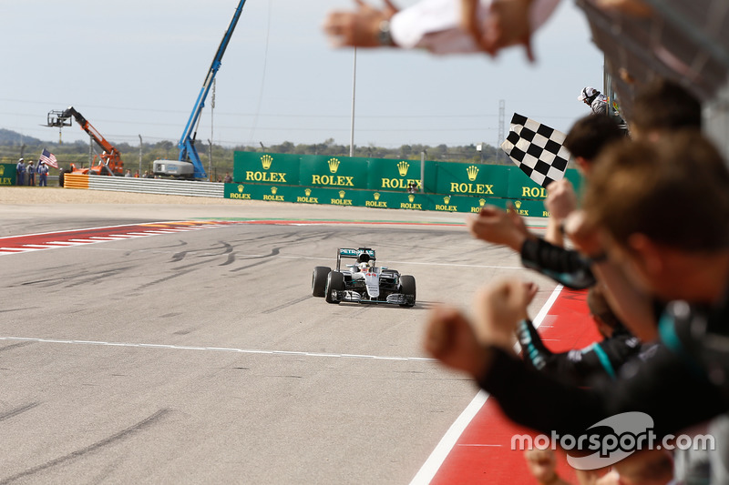 Lewis Hamilton, Mercedes AMG F1 W07 Hybrid aan de finish