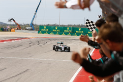 Lewis Hamilton, Mercedes AMG F1 W07 Hybrid franchit le drapeau à damier