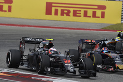 Jenson Button, McLaren MP4-31, Daniil Kvyat, Scuderia Toro Rosso STR11