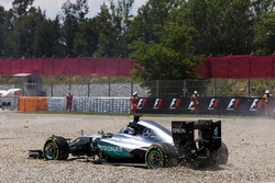 Nico Rosberg, Mercedes AMG F1 W07 Hybrid s'arrête dans les graviers après la collision avec Lewis Hamilton, Mercedes AMG F1 W07 Hybrid