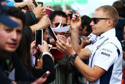 Valtteri Bottas, Williams signs autographs for the fans