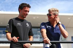 Jolyon Palmer, Renault Sport F1 Team met Marcus Ericsson, Sauber F1 Team op de parade