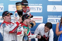 Podio: il vincitore della gara Tiago Monteiro, Honda Racing Team JAS, Honda Civic WTCC; il secondo c