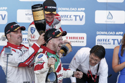 Podium: Race winner Tiago Monteiro, Honda Racing Team JAS, Honda Civic WTCC; second place Yvan Muller, Citroën World Touring Car Team, Citroën C-Elysée WTCC; third place Norbert Michelisz, Honda Racing Team JAS, Honda Civic WTCC