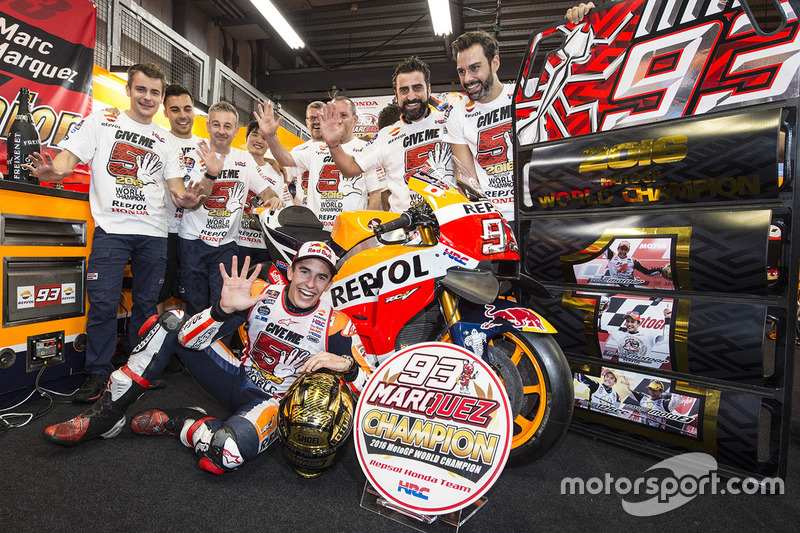Marc Marquez merayakan gelar 2016 bersama timnya