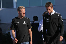 (L naar R): Kevin Magnussen, Renault Sport F1 Team met Jenson Button, McLaren
