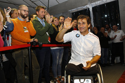 Alex Zanardi, BMW Team Italia, en la ceremonia de premiación