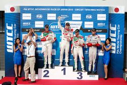 Podium: winnaar Norbert Michelisz, Honda Racing Team JAS, tweede Rob Huff, Honda Racing Team JAS, de