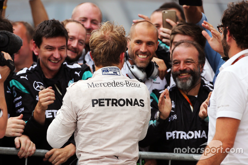 Race winner Nico Rosberg, Mercedes AMG F1 celebrates with the team in parc ferme