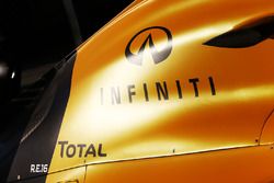 Машина Renault Sport F1 Team RS16 с логотипом Infiniti