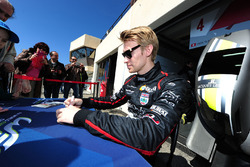 #4 ByKolles Racing CLM P1/01: Oliver Webb firma autógrafos para los fans