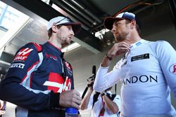 Romain Grosjean, Haas F1 Team et Jenson Button, McLaren