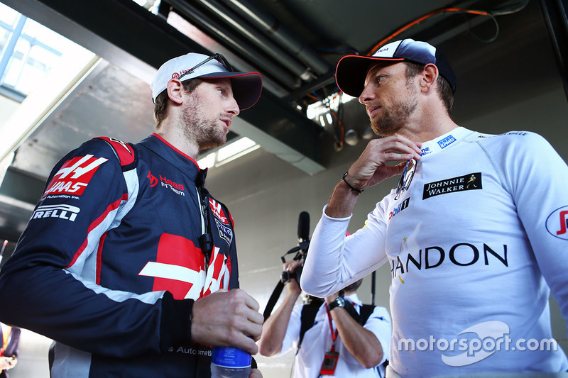 Romain Grosjean, Haas F1 Team met Jenson Button, McLaren