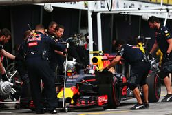 Daniil Kvyat, Red Bull Racing RB12 dans la voie des stands