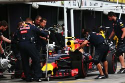 Daniil Kvyat, Red Bull Racing RB12 in the pitlane