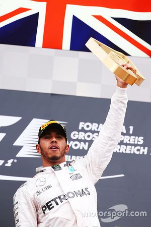 Le vainqueur Lewis Hamilton, Mercedes AMG F1 fête sa victoire sur le podium