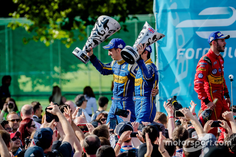 Buemi levanta troféu ao lado do companheiro Nicolas Prost