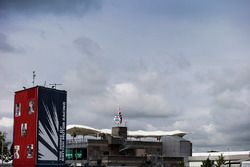 La señal de inicio de British Motor Racing delante del BRDC