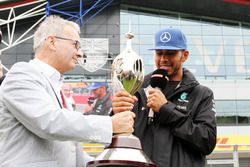 Lewis Hamilton, Mercedes AMG F1 krijgt de Hawthorn Trophy