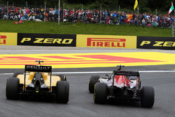 Jolyon Palmer, Renault Sport F1 Team R.S.16 et Carlos Sainz Jr., Scuderia Toro Rosso STR11