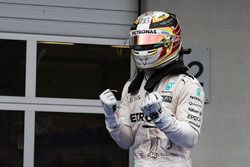 Ganador, Lewis Hamilton, Mercedes AMG F1 W07 Hybrid celebra en parc ferme