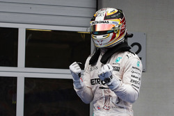 Il vincitore della gara Lewis Hamilton, Mercedes AMG F1 W07 Hybrid festeggia nel parco chiuso