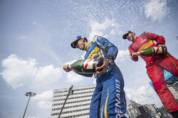 Le vainqueur Sébastien Buemi, Renault e.Dams, et le 2e, Daniel Abt, sur le podium