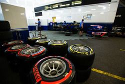 Carlin garajı önünde Pirelli lastikleri
