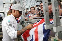 Победитель - Льюис Хэмилтон, Mercedes AMG F1 празднует с фанатами
