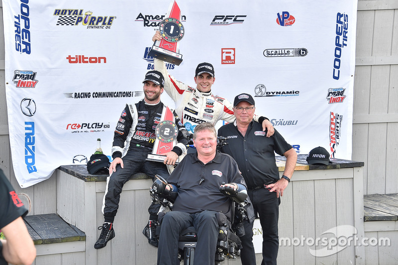 Ganador de la carrera Santiago Urrutia, Schmidt Peterson Motorsports, segundo lugar André Negrao, Schmidt Peterson Motorsports, Sam Schmidt