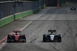 Kimi Räikkönen, Ferrari SF16-H, und Nico Hülkenberg, Sahara Force India F1 VJM09, im Positionskampf