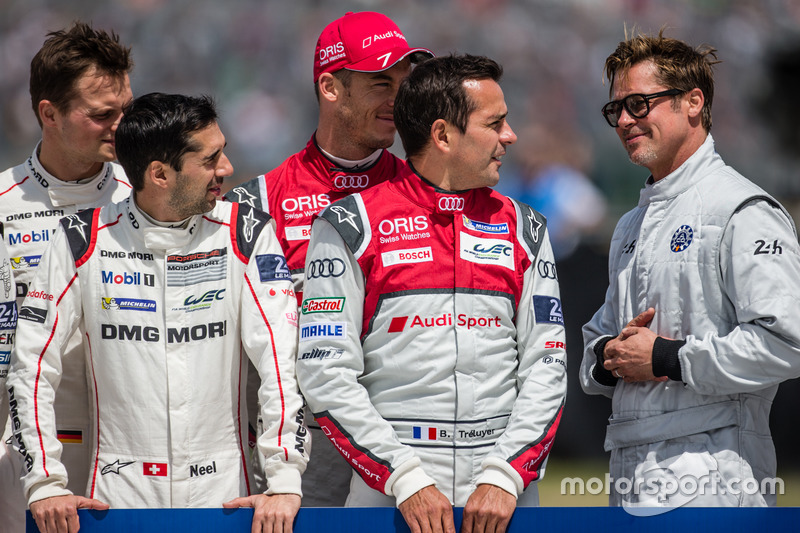 Foto oficial de Acción de FIA para la seguridad vial:: actor Brad Pitt con #7 Audi Sport Team Joest 