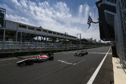 Sergey Sirotkin, ART Grand Prix & Raffaele Marciello, RUSSIAN TIME franchissent la ligne d'arrivée