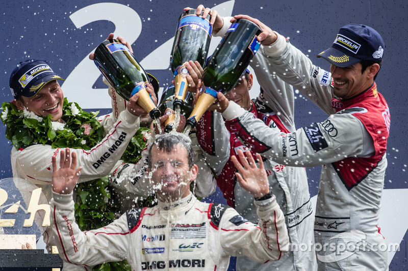 LMP1 podium: Ganadores #2 Porsche Team Porsche 919 Hybrid: Romain Dumas baño de Champagne