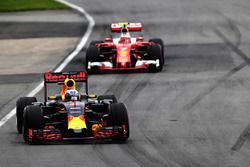 Daniel Ricciardo, Red Bull Racing RB12 lidera a Kimi Raikkonen, Ferrari SF16-H