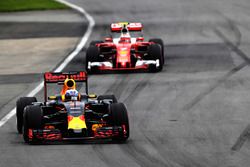 Daniel Ricciardo, Red Bull Racing RB12 leads Kimi Raikkonen, Ferrari SF16-H