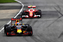 Daniel Ricciardo, Red Bull Racing RB12 lidera a Kimi Raikkonen, Ferrari SF16-H