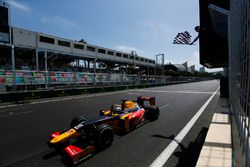 Le vainqueur Antonio Giovinazzi, PREMA Racing franchit le drapeau à damier