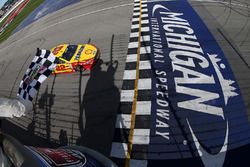 Joey Logano, Team Penske Ford se lleva la victoria