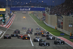 Start action: Nico Rosberg, Mercedes AMG F1 Team W07 leads