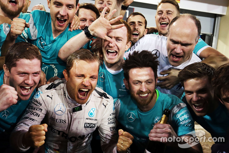 Ganador de la carrera Nico Rosberg, Mercedes AMG F1 Team celebra el equipo