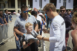 Nico Rosberg, Mercedes AMG F1 Team signs autographs for the fans