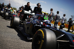 Jenson Button, McLaren MP4-31 poussé sur la grille devant Fernando Alonso, McLaren MP4-31