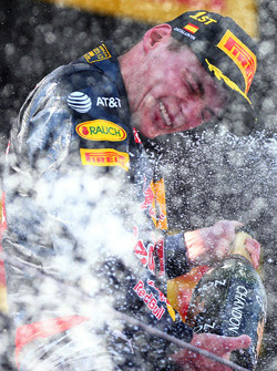 Max Verstappen, Red Bull Racing viert zijn eerste overwinning in de Formule 1