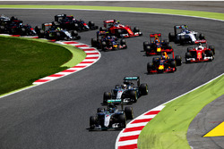 Nico Rosberg, Mercedes AMG F1 W07 Hybrid devant Lewis Hamilton, Mercedes AMG F1 W07 Hybrid Daniel Ricciardo, Red Bull Racing, Sebastian Vettel, Scuderia Ferrari SF16-H et le reste du peloton au départ