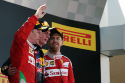 Het podium: Kimi Raikkonen, Ferrari, tweede; Max Verstappen, Red Bull Racing, winnaar; Sebastian Vet