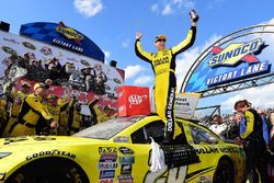 Le vainqueur Matt Kenseth, Joe Gibbs Racing Toyota