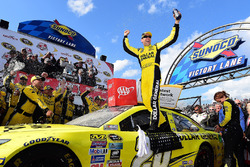Le vainqueur Matt Kenseth, Joe Gibbs Racing Toyota