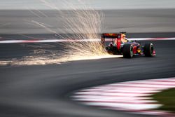 Daniel Ricciardo, Red Bull Racing RB12 kıvılcımlar saçıyor